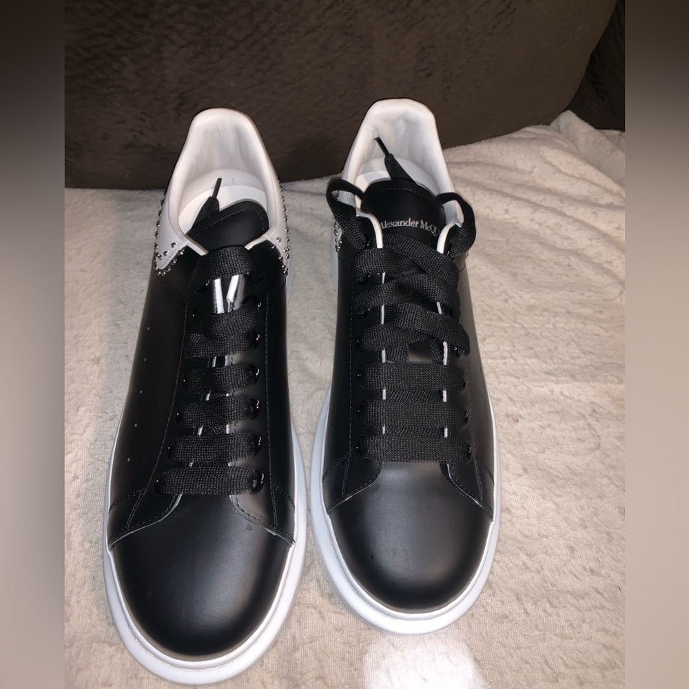 Size 12 is men’s shoe barely worn